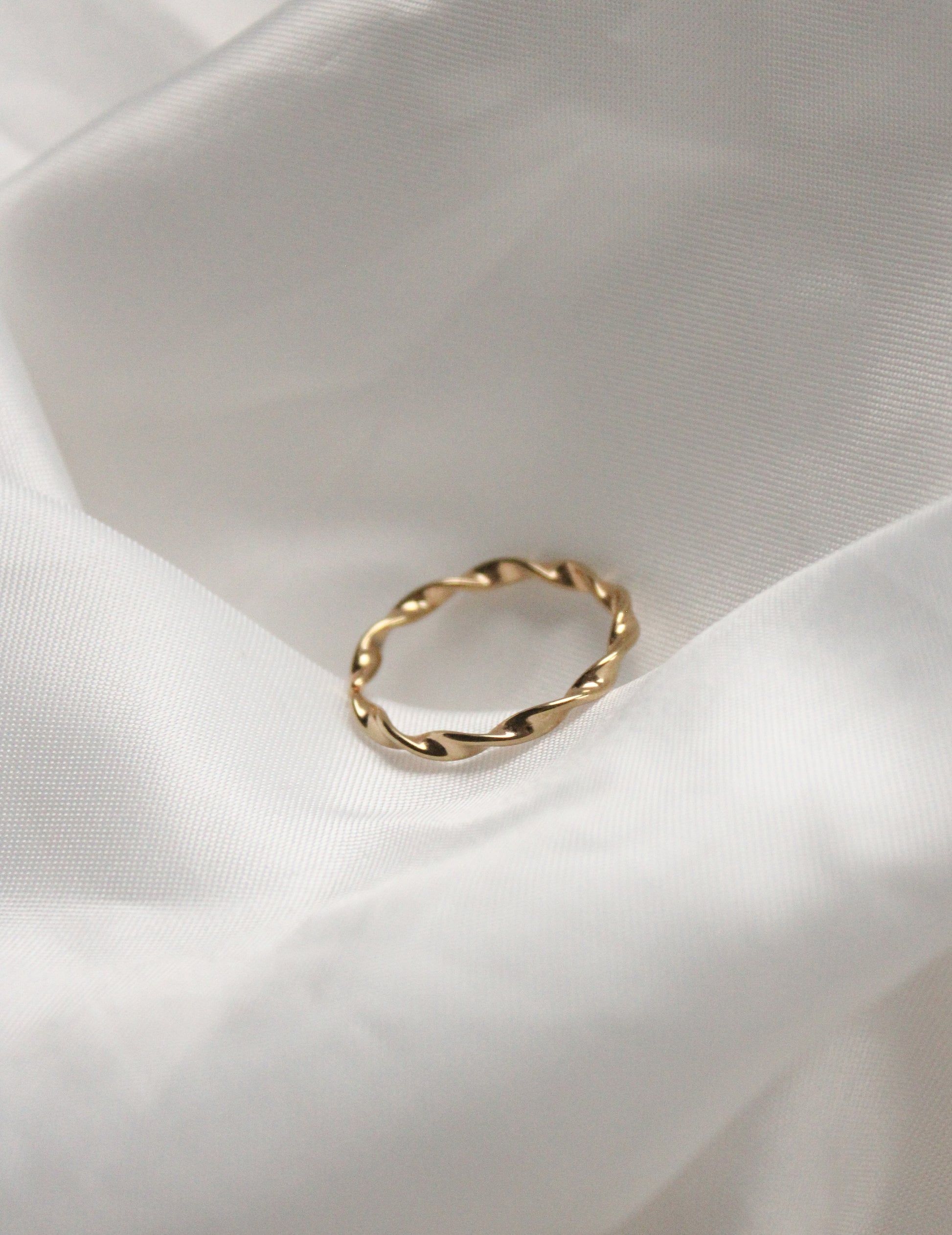 zarter Goldring Edelstahl, gedrehter Ring, eleganter Ring 