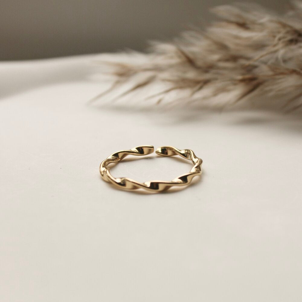 zarter Goldring Edelstahl, gedrehter Ring, eleganter Ring 